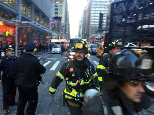 뉴욕 경찰이 11일 오전 폭발 사고가 일어난 타임스스퀘어 인근에서 사고 조사를 위해 이동하고 있다. /사진=NYT 화면 캡처