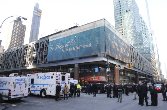 뉴욕시 경찰이 11일(현지시간) 폭탄 테러가 기도된 맨해튼 버스터미널인 ‘포트 오소리티’ 앞 도로를 봉쇄하고 수사를 벌이고 있다.