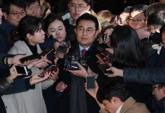 대기업으로부터 금품을 받아낸 의혹을 받고 있는 전병헌 전 청와대 정무수석비서관의 구속여부를 결정할 영장실질심사가 12일 진행됐다./연합뉴스