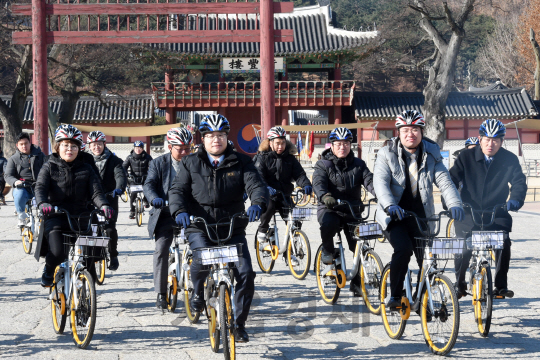 염태영 수원시장(왼쪽 두번째)이 관계자들과 자전거를 타고 있다. /사진제공=수원시청