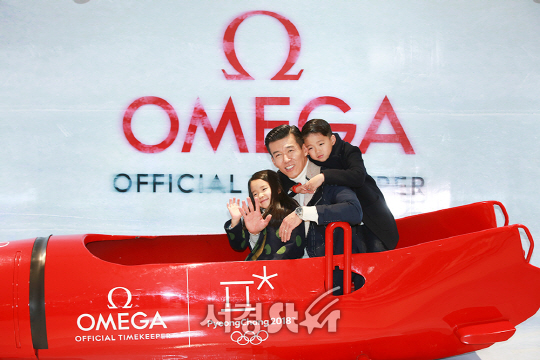 하엘, 션, 하율이 12일 오전 서울 강남구 한 스위스 시계 브랜드 매장에서 열린 2018 평창 동계올림픽 전시 오프닝 행사에 참석해 포토타임을 갖고 있다.