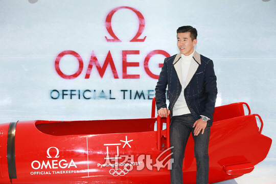 가수 션이 12일 오전 서울 강남구 한 스위스 시계 브랜드 매장에서 열린 2018 평창 동계올림픽 전시 오프닝 행사에 참석해 포토타임을 갖고 있다.