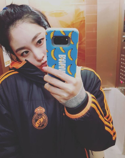 신아영, 롱패딩 입고 찰칵...누리꾼 '리버풀에서 레알로 갈아타셨네!'