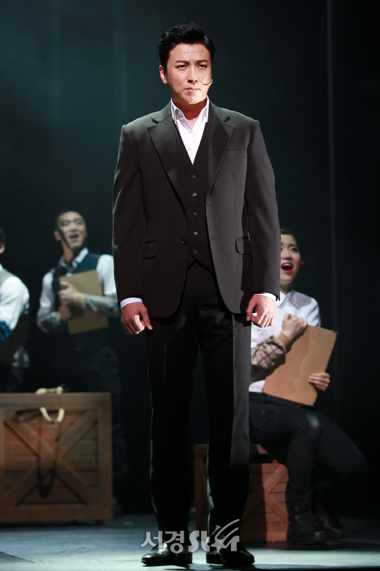 배우 박건형이 12일 오후 서울 중구 충무아트센터 대극장에서 열린 뮤지컬 ‘모래시계’ 프레스콜에 참석해 시연을 선보이고 있다.