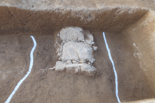 부여 능안골 고분군 발굴조사에서 새로 발견된 석곽묘/사진제공=문화재청