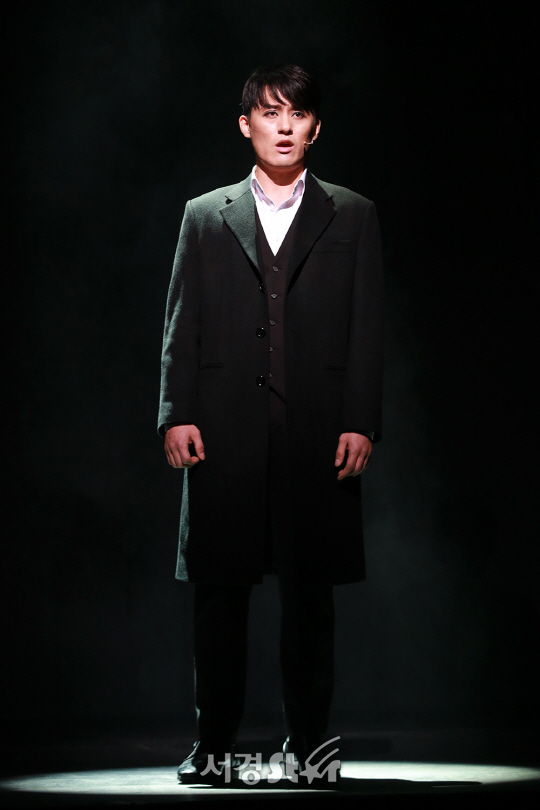 배우 최재웅이 12일 오후 서울 중구 충무아트센터 대극장에서 열린 뮤지컬 ‘모래시계’ 프레스콜에 참석해 시연을 선보이고 있다.