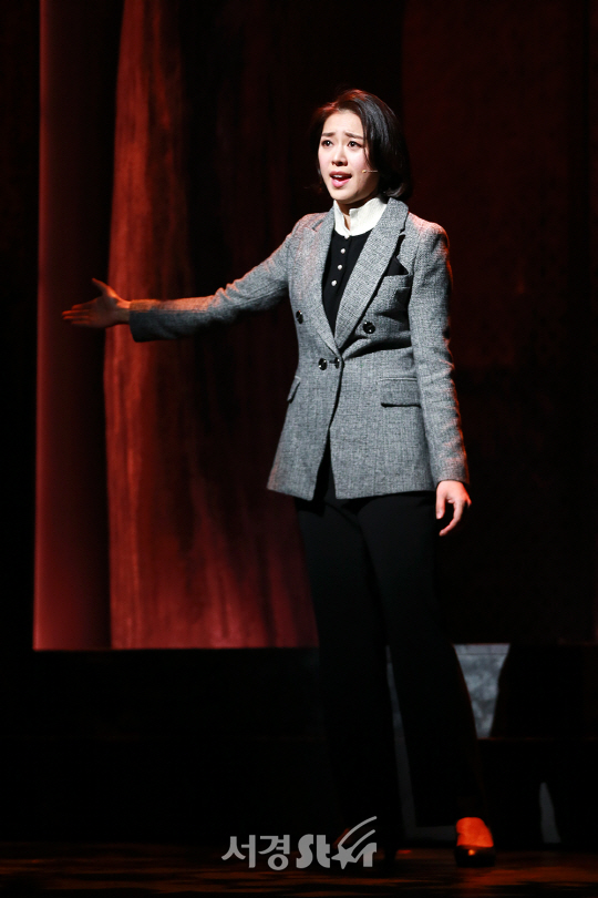 배우 조정은이 12일 오후 서울 중구 충무아트센터 대극장에서 열린 뮤지컬 ‘모래시계’ 프레스콜에 참석해 시연을 선보이고 있다.