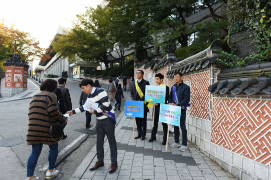 인천자동차발전협의회 회원들이 인천시를 비롯한 10개 군·구청을 방문해 인천 지역 자동차 산업 발전과 자동차 사랑 운동 캠페인을 벌이고 있다. /사진제공=인천상공회의소