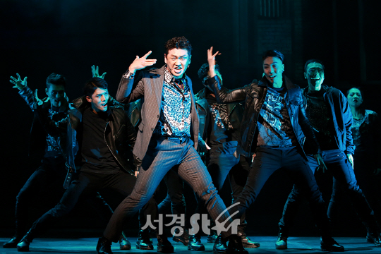 배우 강홍석이 12일 오후 서울 중구 충무아트센터 대극장에서 열린 뮤지컬 ‘모래시계’ 프레스콜에 참석해 시연을 선보이고 있다.