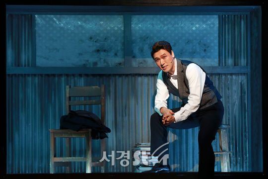 배우 성기윤이 12일 오후 서울 중구 충무아트센터 대극장에서 열린 뮤지컬 ‘모래시계’ 프레스콜에 참석해 시연을 선보이고 있다.