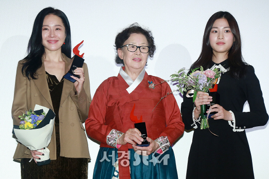 배우 엄지원, 나문희, 이수경이 12일 오후 서울 중구 CGV 명동역 씨네라이브러리에서 열린 2017 여성영화인축제의 ‘올해의 여성영화인상’ 시상식에 참석했다.