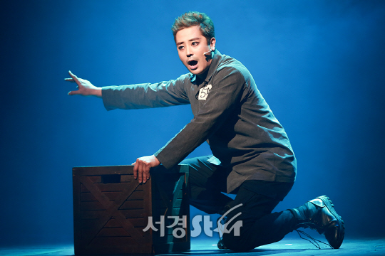 배우 한지상이 12일 오후 서울 중구 충무아트센터 대극장에서 열린 뮤지컬 ‘모래시계’ 프레스콜에 참석해 시연을 선보이고 있다.