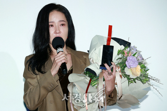 배우 엄지원이 12일 오후 서울 중구 CGV 명동역 씨네라이브러리에서 열린 2017 여성영화인축제의 ‘올해의 여성영화인상’ 시상식에 참석했다.