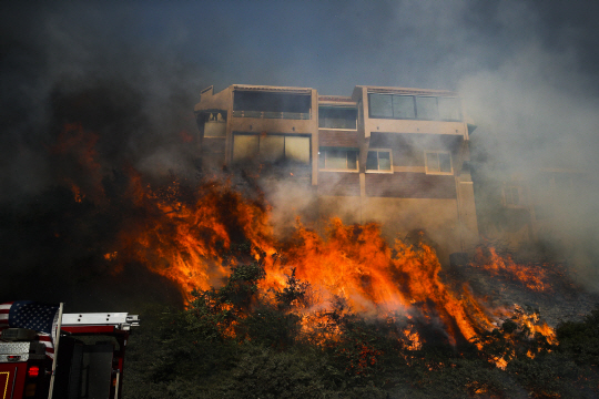 캘리포니아 벤추라에서 발생한 화재가 주택가를 덮친 모습 /AP연합뉴스