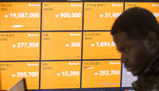 12일 오후 서울 중구 가상화폐 거래소인 빗썸에서 한 외국인이 비트코인 관련 업무를 보고 있다. /연합뉴스