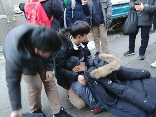 한파 속에 쓰러진 노인을 도운 중학생 3명이 국회의원상을 받게 됐다./출처= 민병두 의원 트위터