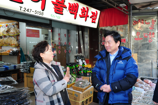홍종학(오른쪽) 중소벤처기업부 장관이 13일 지진 피해를 입은 포항을 찾아 죽도시장 상인과 대화를 나누고 있다. /사진제공=중기부