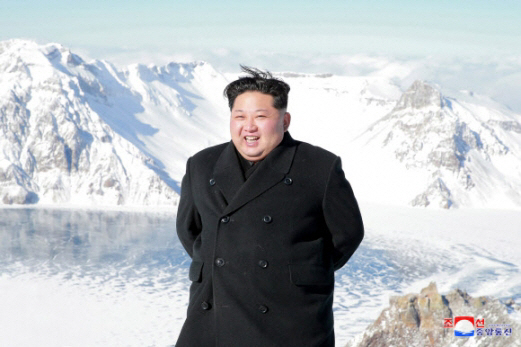 김정은 북한 노동당 위원장이 군수공업대회 폐막식에서 ‘화성-15’미사일 개발자들에게 표창을 수여했다./연합뉴스