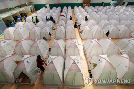 교육부는 포항 지진 피해를 본 가정의 대학생에게 1년치 등록금을 지원한다고 밝혔다./연합뉴스