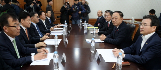 홍남기 국무조정실장이 13일 오전 서울 세종로 정부서울청사에서 가상화폐 관련한 회의를 주재하고 발언하고 있다. /연합뉴스