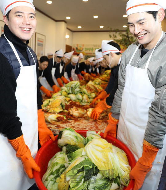 제주항공 남자승무원 모임 '제남회', 김장 담그기 봉사활동