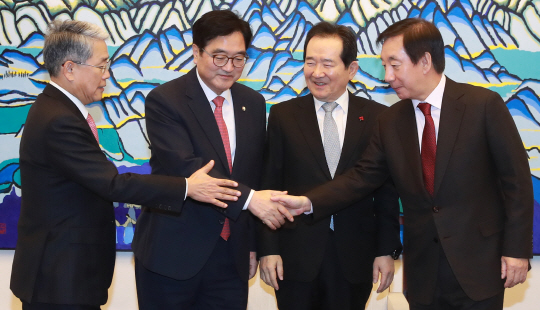 김성태 신임 자유한국당 원내대표가 13일 오후 국회의장 접견실에서 열린 회동에서 각당 원내대표들과 인사하고 있다. 김동철(왼쪽부터) 국민의당 원내대표, 우원식 더불어민주당 원내대표, 정세균 국회의장, 김 원내대표.  /연합뉴스