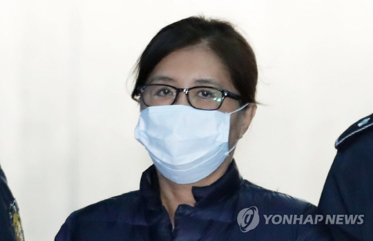 박근혜 정부 ‘비선실세’ 최순실 씨가 13일 법정으로 향하고 있다./연합뉴스