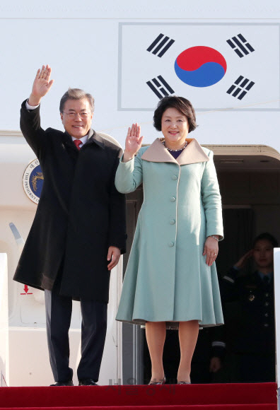 문재인 대통령이 13일 오전 중국 베이징 서우두공항에 도착해 손을 흔들며 인사하고 있다. /연합뉴스
