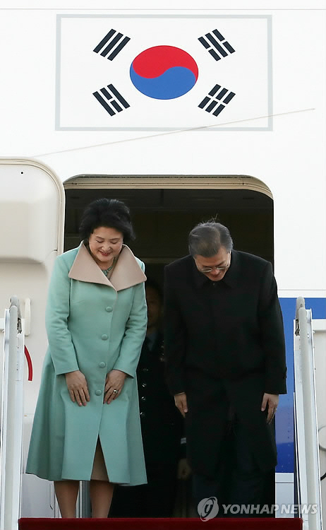문재인 대통령이 13일 오전 베이징에 도착해 국빈 방문 일정에 돌입했다./연합뉴스
