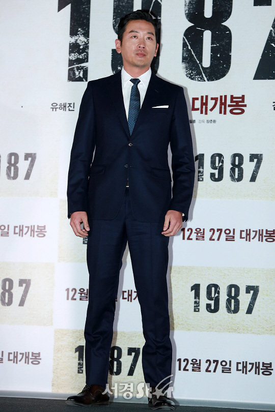 배우 하정우가 13일 오후 용산구 CGV용산아이파크몰에서 열린 영화 ‘1987’ 언론시사회에 참석해 포토타임을 갖고 있다.