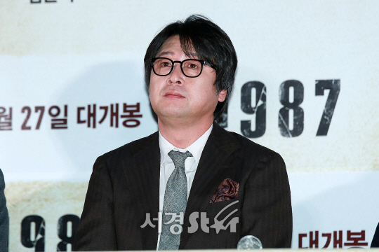 배우 김윤석이 13일 오후 용산구 CGV용산아이파크몰에서 열린 영화 ‘1987’ 언론시사회에 참석했다.