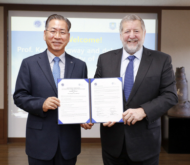 서길수 영남대 총장(왼쪽)과 키스 리지웨이 AMRC 회장이 13일 영남대에서 국제 학술교류 협약을 체결했다./제공=영남대.