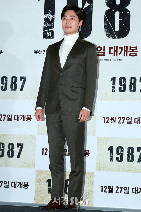 배우 이희준이 13일 오후 용산구 CGV용산아이파크몰에서 열린 영화 ‘1987’ 언론시사회에 참석해 포토타임을 갖고 있다.