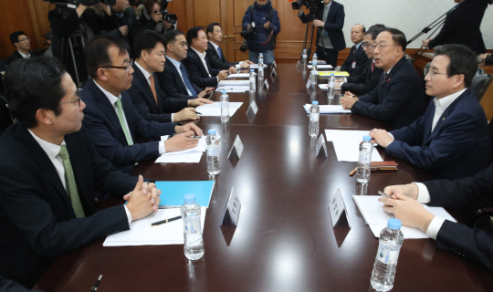 홍남기(오른쪽 두번째) 국무조정실장이 13일 오전 세종로 정부서울청사에서 가상화폐와 관련한 회의를 주재하며 발언하고 있다.  /연합뉴스