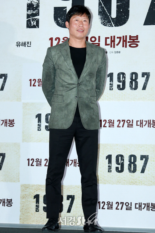 배우 유해진이 13일 오후 용산구 CGV용산아이파크몰에서 열린 영화 ‘1987’ 언론시사회에 참석해 포토타임을 갖고 있다.