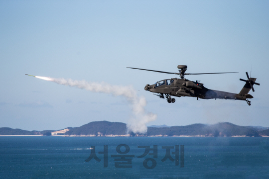 13일 충남 대천사격장에서 육군의 대형 공격헬기 아파치 가디언(AH-64E)이 스팅어 공대공 미사일을 발사하고 있다. 육군 최초로 실시된 이날 공대공 사격훈련에서 육군 항작사 아파치대대는 실제 비행하는 표적기 2대를 모두 격추시켰다.