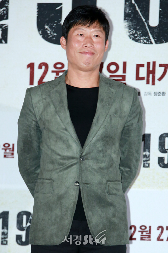 배우 유해진이 13일 오후 용산구 CGV용산아이파크몰에서 열린 영화 ‘1987’ 언론시사회에 참석해 포토타임을 갖고 있다.