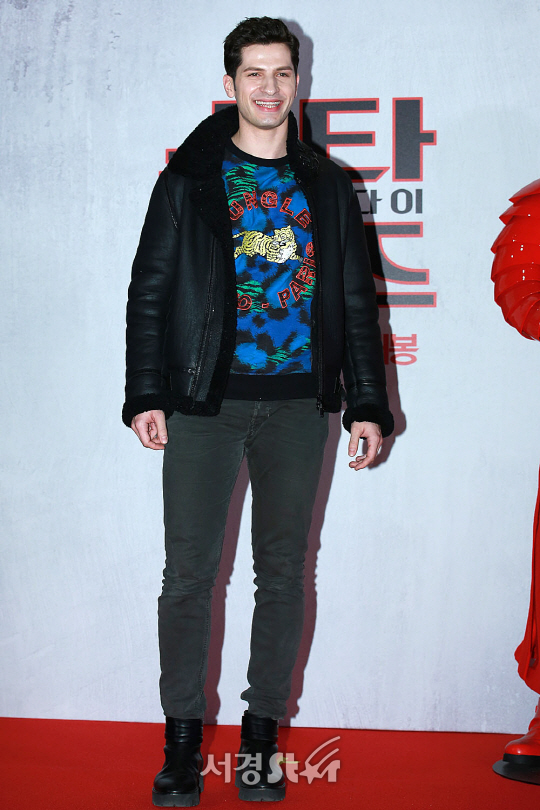 알베르토가 13일 오후 용산구 CGV용산아이파크몰에서 열린 영화 ‘스타워즈: 라스트 제다이’ 레드카펫 행사에 참석해 포토타임을 갖고 있다.