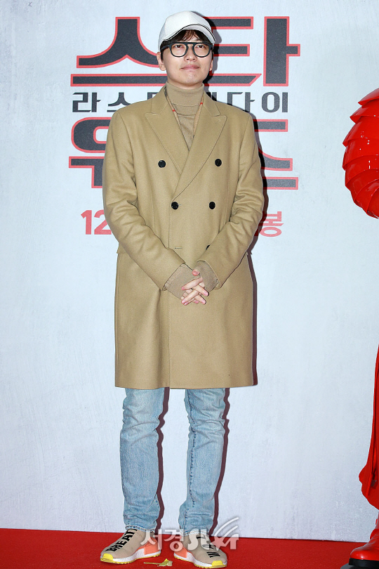 배우 이동휘가 13일 오후 용산구 CGV용산아이파크몰에서 열린 영화 ‘스타워즈: 라스트 제다이’ 레드카펫 행사에 참석해 포토타임을 갖고 있다.