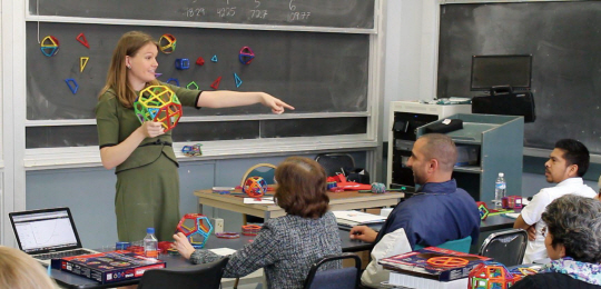 미국 UCLA 커티스센터 소속 교수들이 강의실에서 맥포머스를 활용한 교육 프로그램을 만들고 있다.