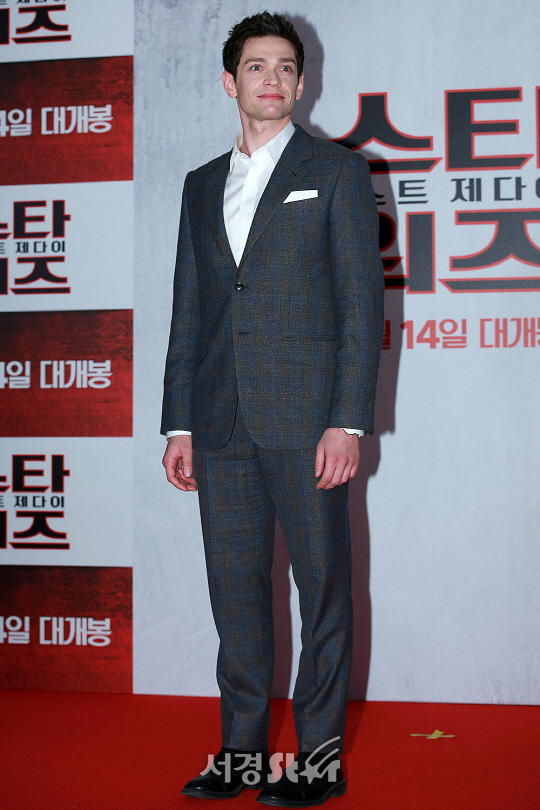 다니엘이 13일 오후 용산구 CGV용산아이파크몰에서 열린 영화 ‘스타워즈: 라스트 제다이’ 레드카펫 행사에 참석해 포토타임을 갖고 있다.