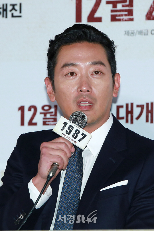 배우 하정우가 13일 오후 용산구 CGV용산아이파크몰에서 열린 영화 ‘1987’ 언론시사회에 참석했다.