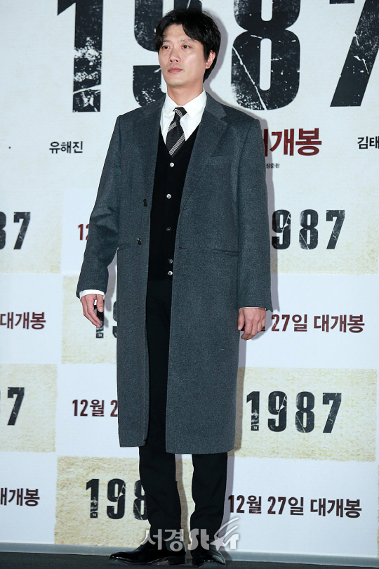배우 박희순이 13일 오후 용산구 CGV용산아이파크몰에서 열린 영화 ‘1987’ 언론시사회에 참석해 포토타임을 갖고 있다.