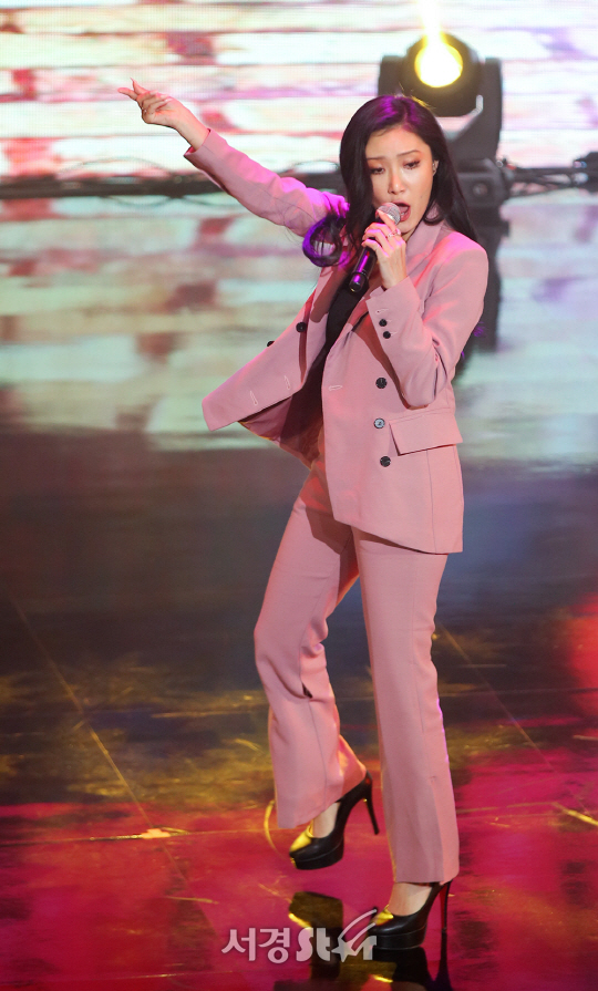 마마무 화사가 13일 오후 서울 광진구 예스24 라이브홀에서 열린 TV조선 송년특집 콘서트 ‘보컬의 품격’에 참석해 공연을 선보이고 있다.
