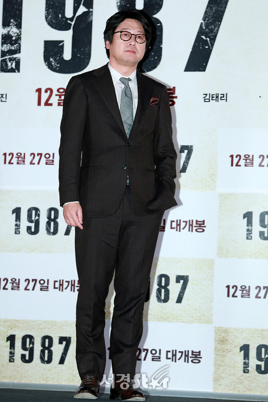 배우 김윤석이 13일 오후 용산구 CGV용산아이파크몰에서 열린 영화 ‘1987’ 언론시사회에 참석해 포토타임을 갖고 있다.