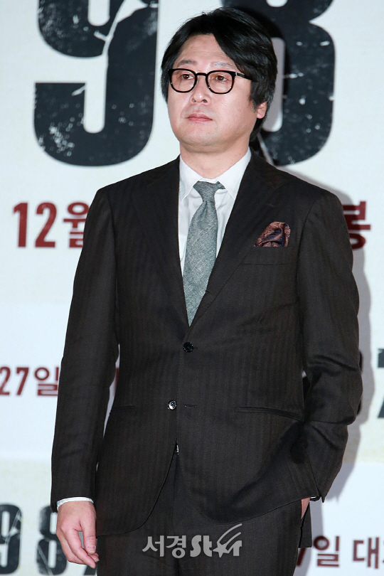 배우 김윤석이 13일 오후 용산구 CGV용산아이파크몰에서 열린 영화 ‘1987’ 언론시사회에 참석해 포토타임을 갖고 있다.