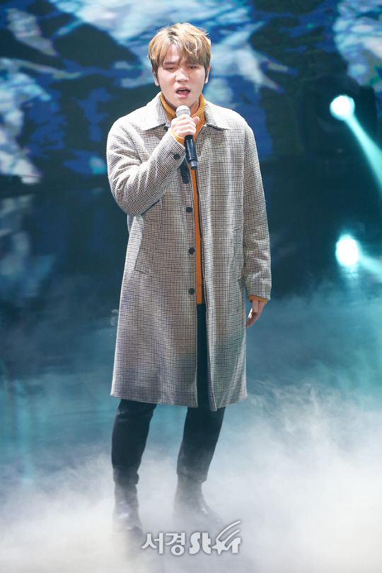가수 케이윌이 13일 오후 서울 광진구 예스24 라이브홀에서 열린 TV조선 송년특집 콘서트 ‘보컬의 품격’에 참석해 공연을 선보이고 있다.