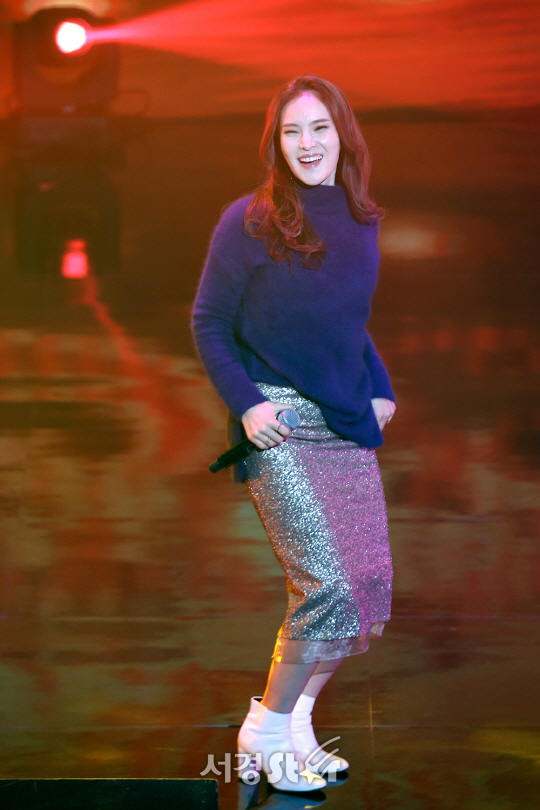 가수 거미가 13일 오후 서울 광진구 예스24 라이브홀에서 열린 TV조선 송년특집 콘서트 ‘보컬의 품격’에 참석해 공연을 선보이고 있다.