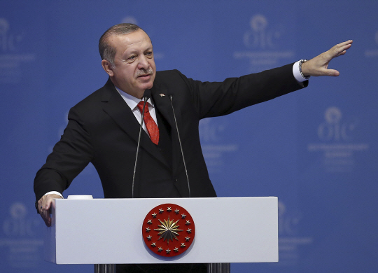 레제프 타이이프 에르도안 터키 대통령이 13일(현지시간) 터키 이스탄불에서 열린 세계 최대 이슬람기구 ‘이슬람협력기구(OIC)’ 정상회의에 참석해 연설하고 있다.    /이스탄불=AP연합뉴스