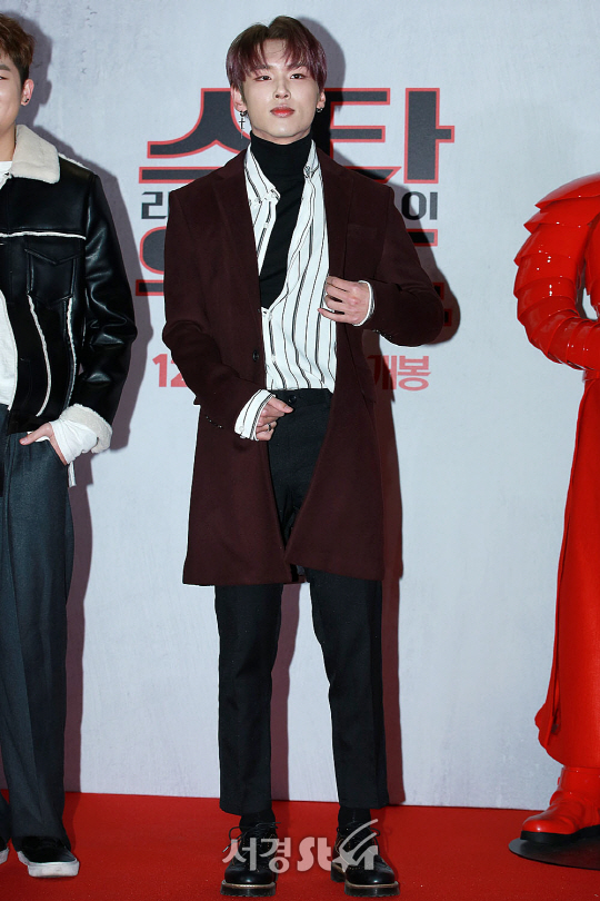 비아이지 멤버 건민이 13일 오후 용산구 CGV용산아이파크몰에서 열린 영화 ‘스타워즈: 라스트 제다이’ 레드카펫 행사에 참석해 포토타임을 갖고 있다.